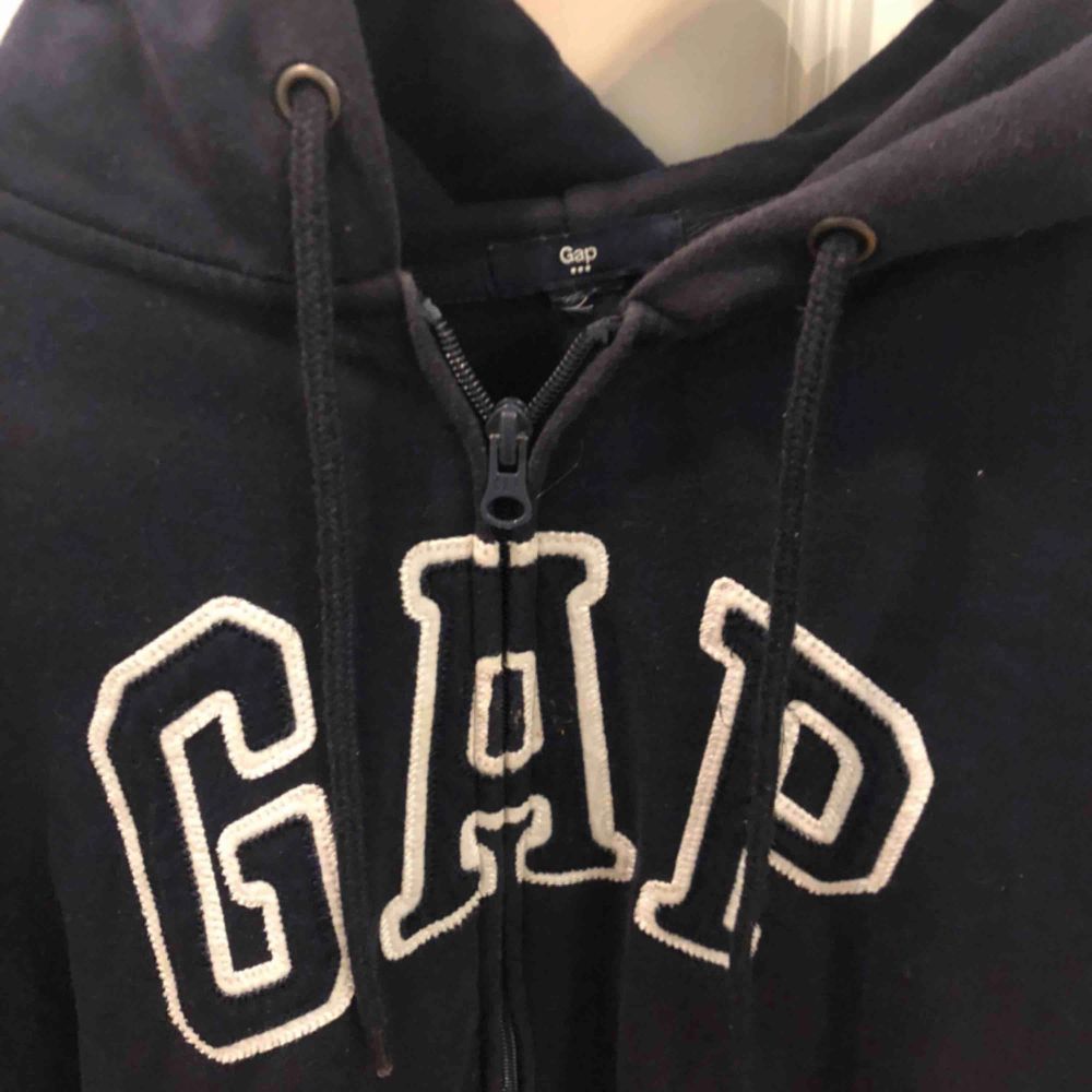 Jättefin zip-up hoodie från gap. Köpt i usa för 500 kr förra året. Använd få gånger och jättemysig. Kontakta mig och den är din!!🤩. Huvtröjor & Träningströjor.