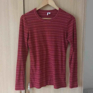  - Långärmad, randig tröja från & Other stories. 63% polyester, 33% viskos, 4% elastan.  Använd men har mycket kvar att ge!