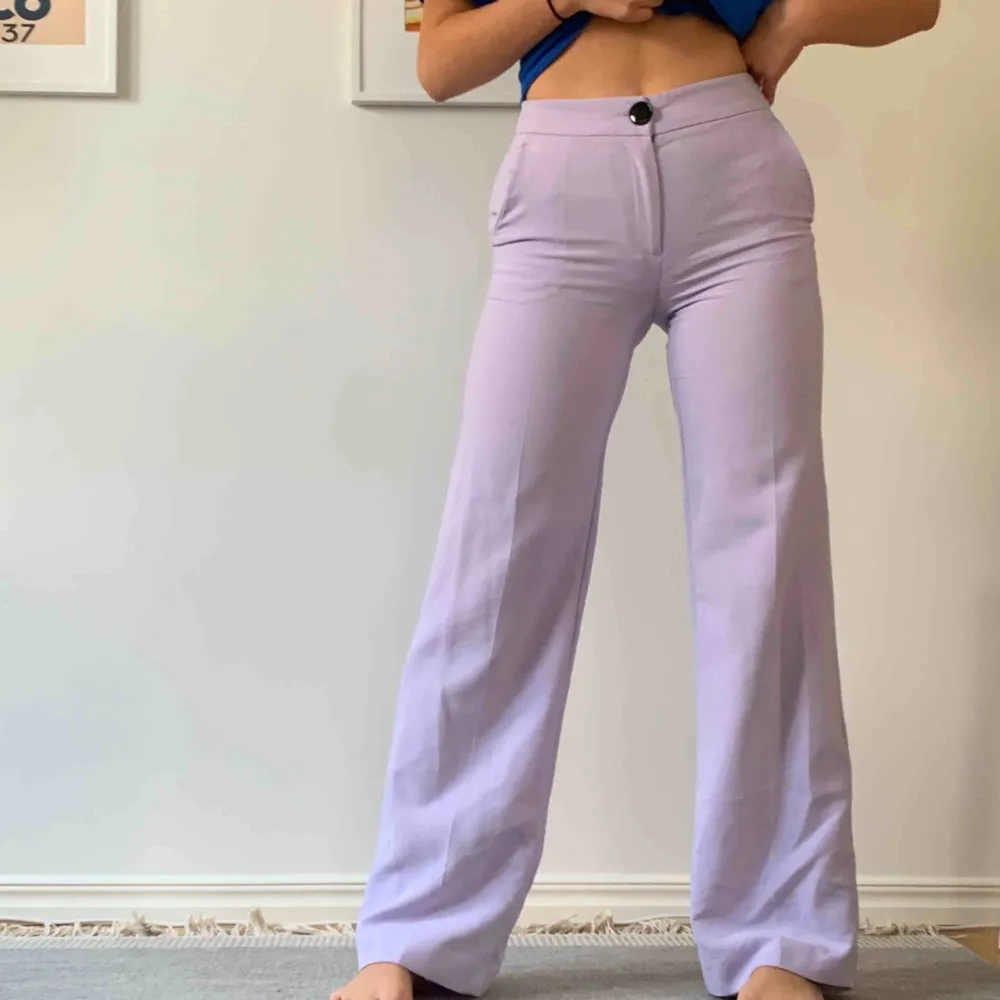 Superballa pastell-lila kostymbyxor från MANGO. Finns inte längre i butik. Säljer pga något små, men på mig (171 cm) är de långa i benen och sitter som en 36:a! Kom och köp😍. Jeans & Byxor.