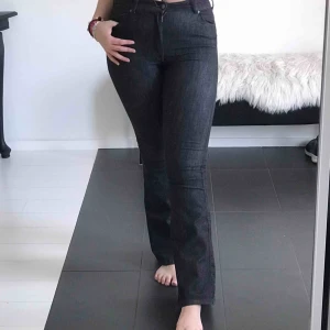  - Vida grå/svarta töjiga jeans Knappt använda!  kontakta mig om frakt samt annan information❤️❤️