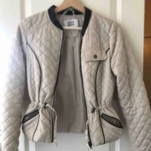  - Jacka från VeroModa, hel och ren! Snyggt till en fräsch outfit! 