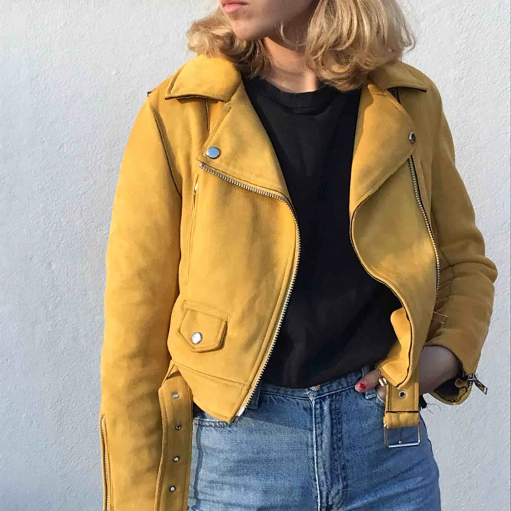 Mocka biker jacket i gult! Köpt på Zara för 600kr, fortfarande väldigt bra skick då den är använd ett fåtal gånger. Medföljande gult skärp! Möts upp i Stockholm eller skickar!. Jackor.