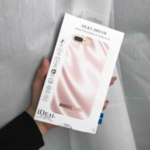  - Superfint skal från ideal of sweden från Therese Lindgrens kollektion. Den har några märken svårt att förklara men du ser på bild 2, 3 det som är i mitten av skalet. Inget man lägger märket till när skalet är på! Nypris 400kr, skriv vid frågor❤️❤️