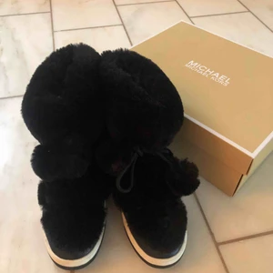  - Fodrade boots med sneakerssula, täckta med svart fuskpäls, snörning med pälsbollar i ändorna. Använda 3 gånger, som nya! 