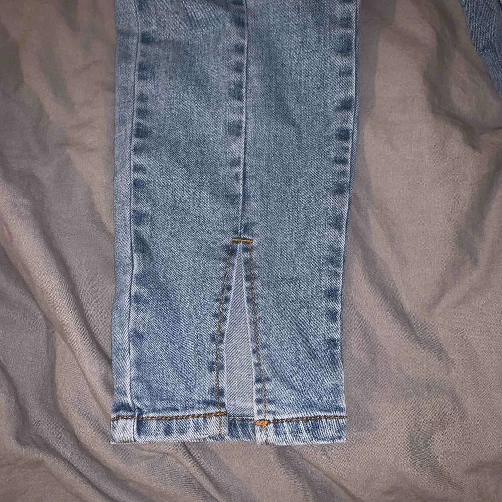 Jätte snygga jeans från NA-KD med slits nedtill, aldrig använda då de är för små, köparen står för frakten. Jeans & Byxor.