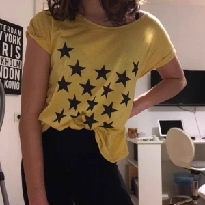  - Gul t-shirt 🌟🌟🌟🌟  Köparen står för frakt, kan även mötas upp! 