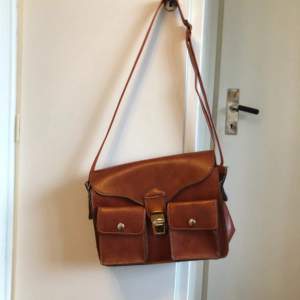 Jättefin brun väska i bra läderimitation! Justerbart axelband😊