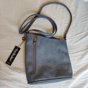  - Blå väska i fakeläder   