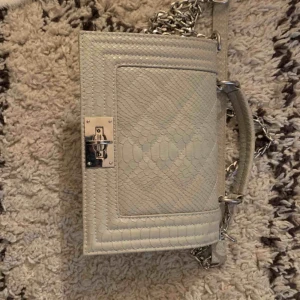  - Väska från ginatricot. 