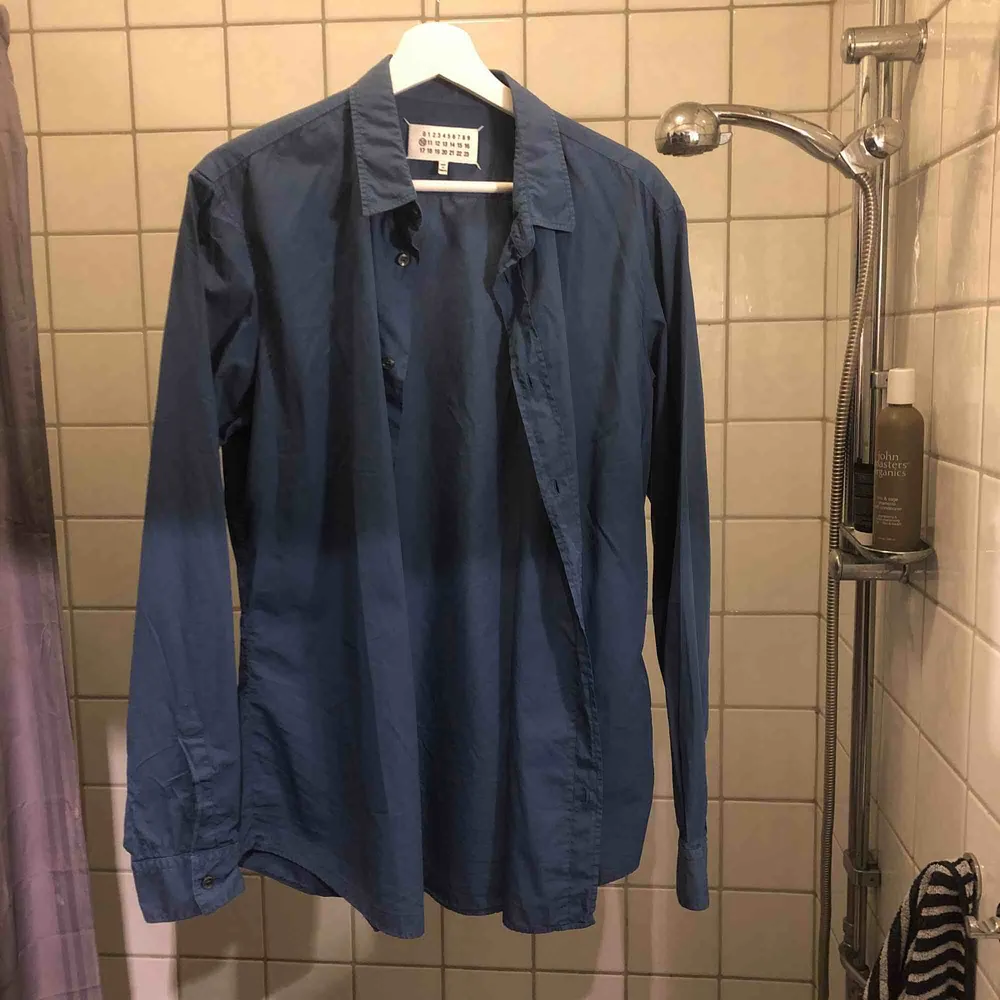 Mörkblå skjorta från Maison Martin Margiela st 50 M/L normal passform. Aldrig använd, nyskick. . Skjortor.