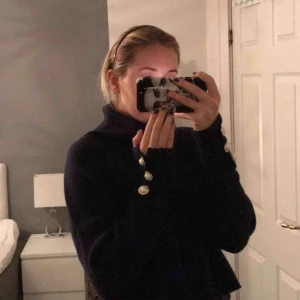  - Marin blå polotröja. Passar både M/S. Lyxigt material med fina detaljer. Hör av dig för mer info/bilder! ☺️