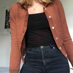  - Gullig kofta som jag köpte på myrorna, aldrig använt. Passform S/M beror på hur man vill att den ska sitta💕 Tar swish💕 Köparen betalar frakt💕