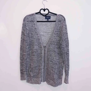  - Stickad ihållig kofta med dragkedja stl L men kan även passa M!! I fin skick!!  Möts upp i närområdet🥰💕