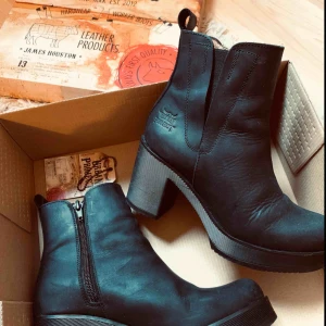  - Skor från märket ”URBAN PROJECT”, mycket fint skick!! Har inte ens hunnit gå in dem då de var fel i storlek för mig. Har alltså använt dem högst två gånger. Säljer för mindre än halva priset💫