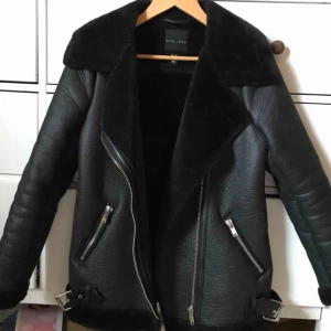  - Woppa kolla vad fin? köp köp köp!! använd typ 3 ggr förra vintern och är så gott som ny 🥂🥂 ord pris 995 och slutsåld på nelly 