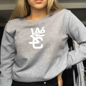  - Sååå fin tröja från WESC, använd 1 gång och det är så synd för den är för fin! Fick i julas förra året och använd 1 gång, fråga ifall du har frågor❤️😊