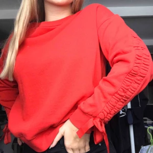  - Superfin röd tjocktröja med superfina detaljer på armarna! Knappt använt köpt på Cubus för något år sedan. Frakt ingår inte, fråga gärna om du har frågor!😊❤️