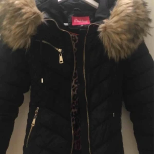  - Mycket fin vinter jacka från diabless i storlek 36, passar en som har storlek XS/S Ny pris 1500kr Mitt pris 400 , pris kan diskuteras  Pälsen är avtagbar