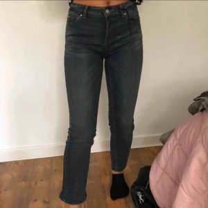  - Blåa Jeans, aldrig använda. Storlek 25. Vet ej vilket märke. Säljs pga ingen användning.  Pris kan diskuteras