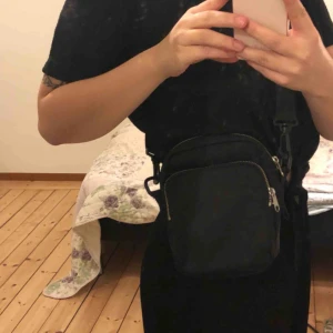  - Svart fannypack/midjeväska från Monki! Använd någon gång men är i stort sett som ny. Rymlig med två stora fack!! Möts upp i Sthlm, annars står köparen för frakten.💛