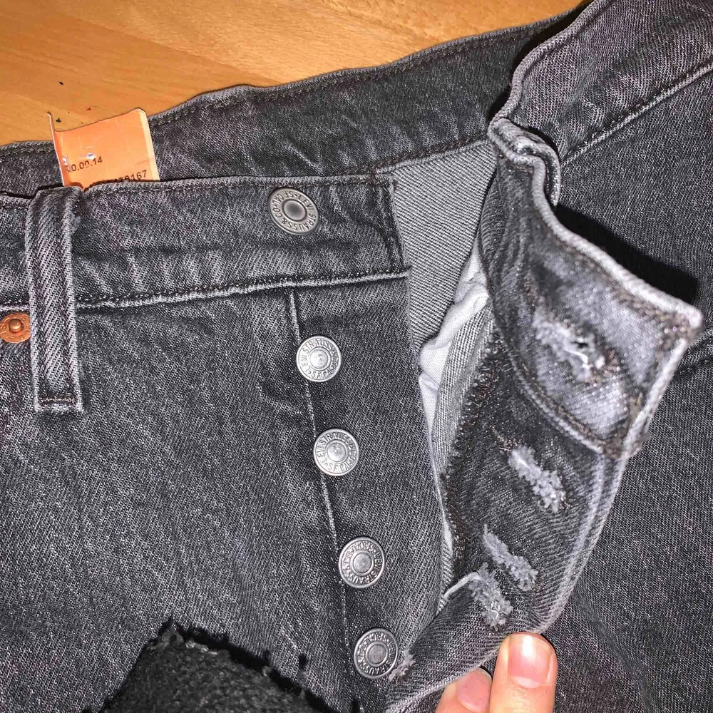 Jättesnygga Levi’s jeans i modell ”501 CROP - Jeans straight leg” köpta från Zalando för 1150kr. Använda några gånger men är precis som nya, har dock klippt några cm nedtill för att få en slitning. Betalning via swish🥰. Jeans & Byxor.