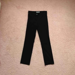  - Mid waist svarta kostym byxor. Använt ett fåtal gånger, i väldigt bra skick! Frakt tillkommer 
