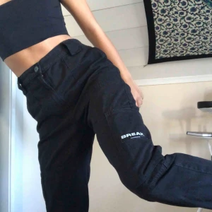  - Svarta cargopants strl 38, känns som S!!! Jättesnyggs när man t ex har skärp i, men dom sitter najs i midjan ändå!! Frakt ingår i priset<3 Helt oanvända!! Då jag har ett par andra som jag använder ist:)