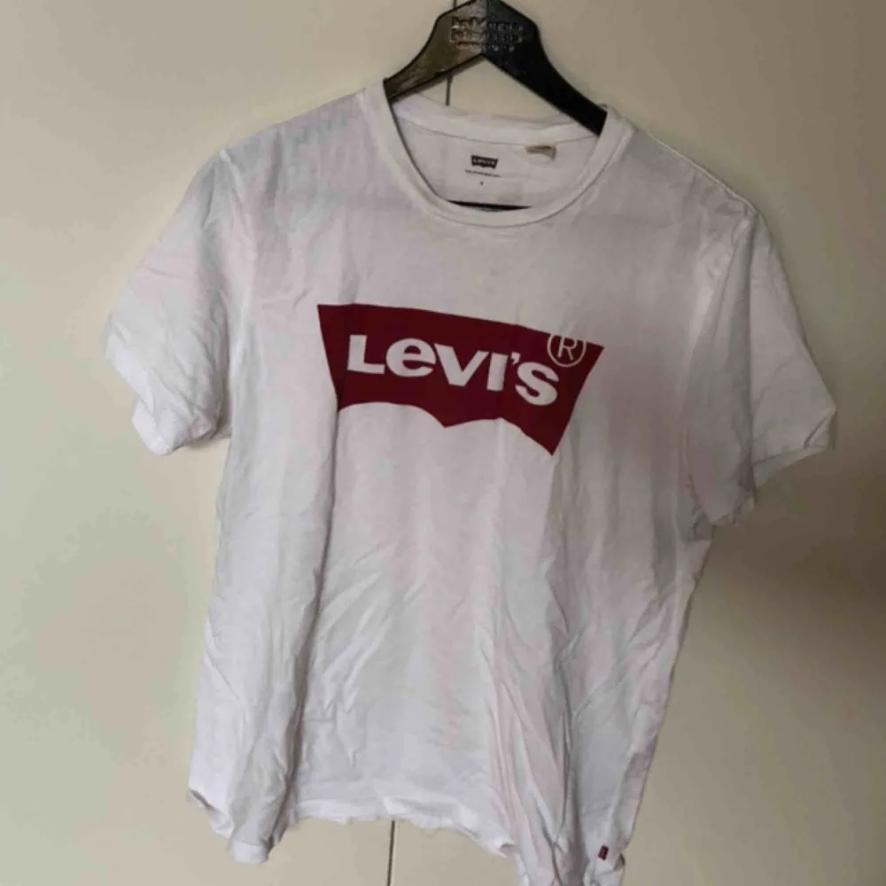 Levi’s t-shirt. Fint skick. Frakt tillkommer.. T-shirts.