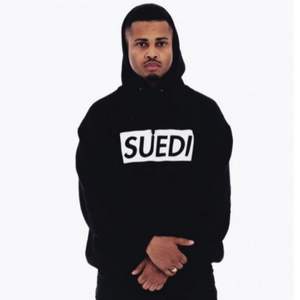 SUEDI HOODIE säljes för 369kr inklusive frakt. Mycket sparsamt  använd, tror inte jag använt den mer än 3ggr.   Nypris: 599kr. Tröjan är köpt på merchworld.se, se länk:     http://merchworld.se/products/erik-lundin/3674/suedi-hoodie 