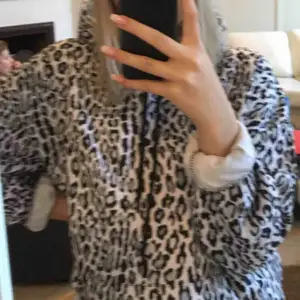 Leopard mönstrad hoodie från NAKD Säljs då den ej kommer till användning.