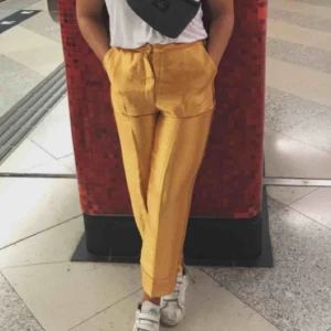  - Sjukt snygga byxor köpta här på Plick. Får tyvärr ingen användning för dem!