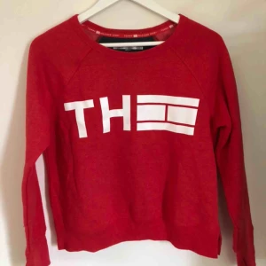  - Tröja ifrån Tommy Hilfiger i storlek S. Nästan aldrig använd, så väldigt bra skick. Frakt tillkommer! 