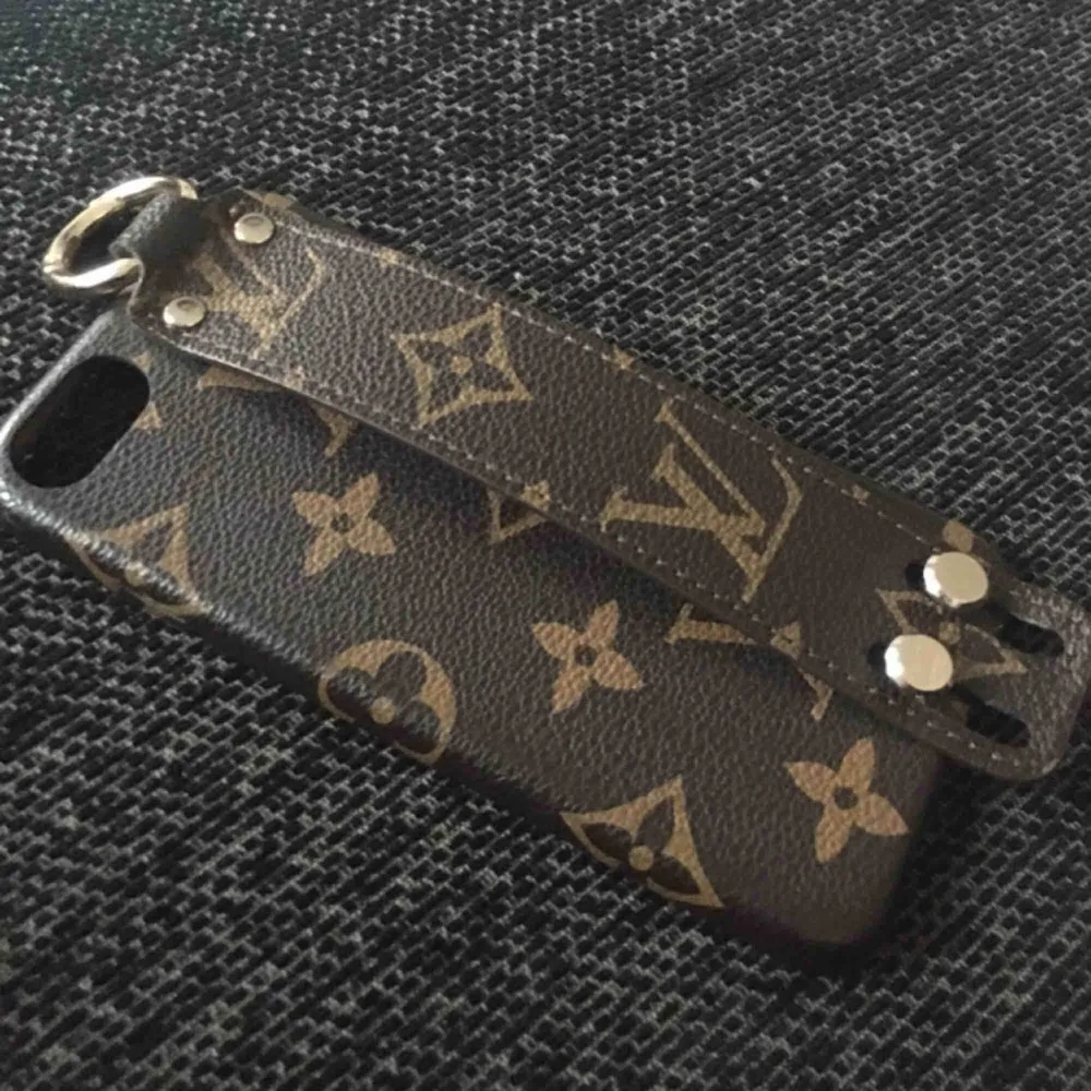 Denna fina oäkta Louis Vuitton IPhone Skal för iPhone 6/6s eller iPhone 7 den kan funka på.  Bra skick säljer pågrund av att jag ska inskaffa ny telefon. Ska den skickas så får den som köper stå för frakt... Accessoarer.