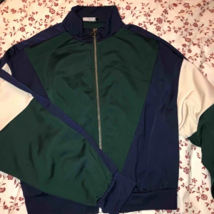  - Tunn jacka från bershka som passar bra till lite blåsigt väder.