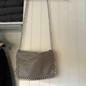  - Väldigt populär väska köpt från Tiamo, säljes då den tyvärr inte används. Fint skick!! 200kr+ frakt.