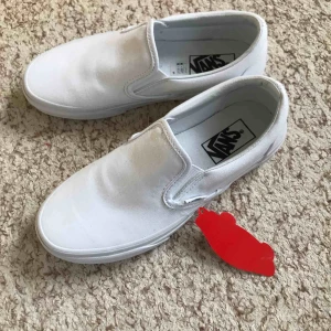  - Vans slip-on köpta här på plick men aldrig använda. De var oanvända när jag köpte dem och har inte blivit använda av mig heller. Prislapp sitter kvar🌻
