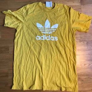  - Gul adidas T-shirt, knappt använd! Storlek L