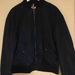  - Helt ny och oanvänd bomberjacka. Mörkblå med 2 fickor. 
