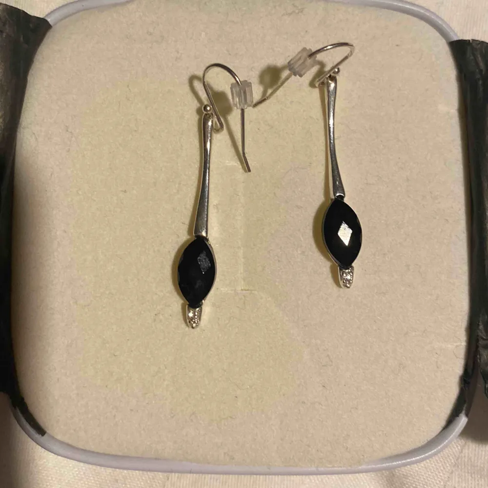 Ett halsband och ett par örhängen från Edblad med svart sten aldrig använda. Accessoarer.