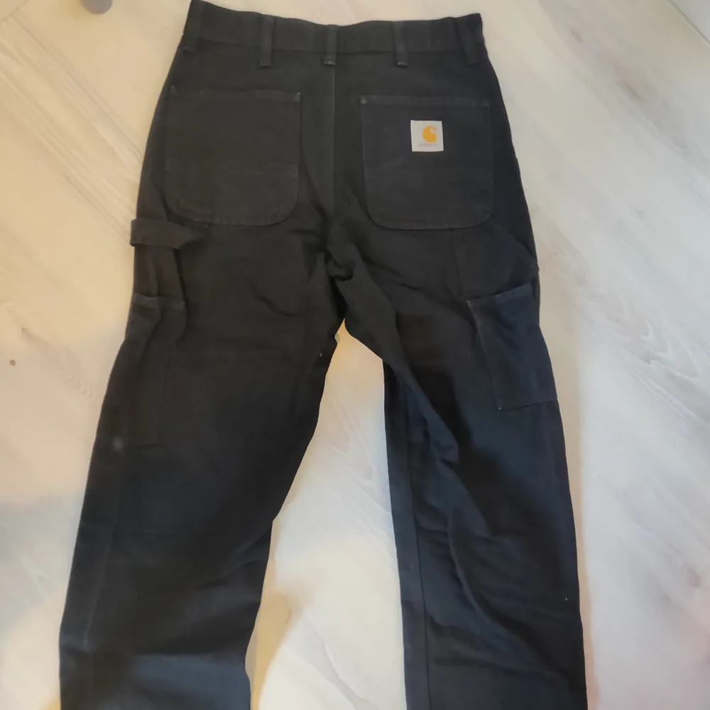 Carharrt WiP svarta double knee pants 26x32 använt lite grann  Mötas upp i Norrköping eller köparen står för frakten . Jeans & Byxor.
