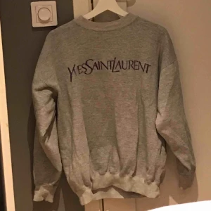  - Ascool thriftad sweatshirt, använd sparsamt (ej äkta). 
