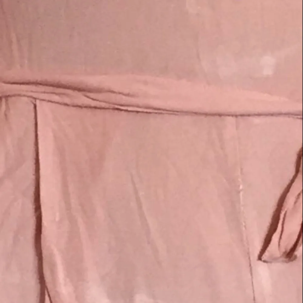 170 kr pp för denna sjuuuukt fina rosa play suit (kort byxdress) med sailortema. Passar bäst för strlk 34-36. Materialet är i bomull. Dräkten har ljusare fläckar på sig som att färgen släppt där, i tvätten. Se extrabild.  . Övrigt.
