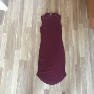  - Tight röd klänning från gina. Dock lite smått nopprig men det är inget som syns
