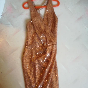 - Jätte fin paljett klänning som jag använt endast 1 gång ett par timmar Liten i storlek 
