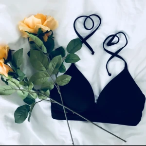  - Supersnygg bikinitopp från Lindex som ger en jättefin form!🖤 Pushup, metallknäppe och knytband i nacken. Det står storlek 40 men passar mig som har storlek 75D/ 70E. FRI FRAKT!⭐️