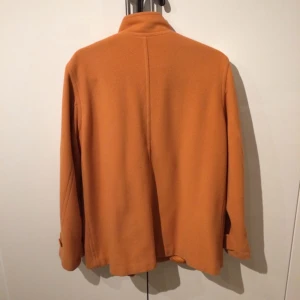 Fodrad, rostfärgad kappa i ull. Sparsamt använd, fin kvalitet. Storlek S/M. Nypris 1000:- - Fodrad, rostfärgad kappa i ull. Sparsamt använd, fin kvalitet. Storlek S/M. Nypris 1000:-
