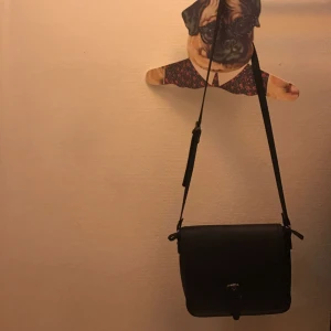  - En skinnväska från Åhléns. Den är i fint skick och sparsamt använd 💘💘💘