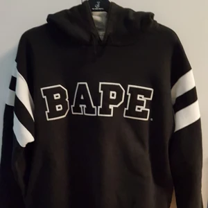  - En Bape Hoodie som inte används längre Bra skick, inga fula märken, fläckar eller liknande Pris kan diskuteras