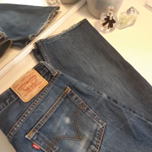  - Säljer nu mina jeans från Levi's. Dem är lite slitna där nere och vid ena fickan men det gör dem bara snyggare;)  Jag brukar ha M i mina jeans men dessa är lite stora så skulle rekommendera dem till dig som har L. Frakt ingår ej i priset      