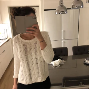  -  Benvit stickad tröja från H&M, bra skick. Passar storlek S och M. Pris 50kr 💫